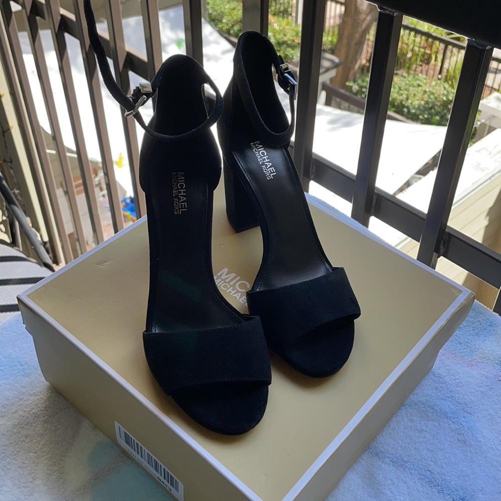 Michael Kors - leela sandal. New. Size 7